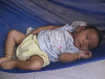 Cháu bé kháu khỉnh dễ thương bị bỏ rơi trước cổng chùa Bửu Trì sáng 5/5