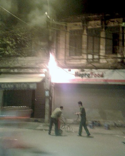 Hà Nội: Náo loạn vì cháy cột điện gần bốt Hàng Đậu - 1 Bình cứu hỏa mi ni được đưa đến ngay sau khi phát hiện đám cháy (Ảnh: Tiến Nguyên)