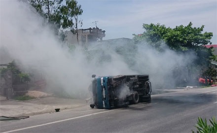 Tránh... chăn bông, xe tải lật nghiêng, bốc khói - 2 Chiếc xe lật nghiêng và bốc khói nghi ngút.