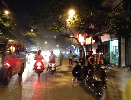 Hà Nội: Náo loạn vì cháy cột điện gần bốt Hàng Đậu - 2 Nhiều người dắt xe chạy ra xa khỏi cột điện cháy.