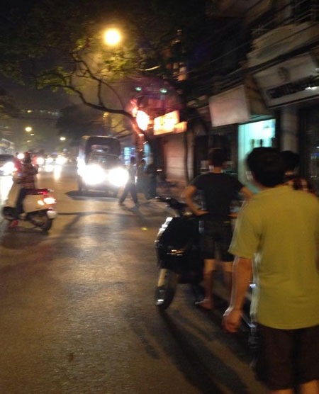 Hà Nội: Náo loạn vì cháy cột điện gần bốt Hàng Đậu - 3 Nhiều người dắt xe chạy ra xa khỏi cột điện cháy.