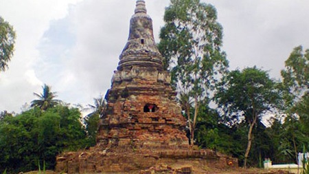 Sự thật về đá thiên thạch cực quý xuất hiện ở Trà Vinh - 1 Tháp cạnh chùa Con Lọp -