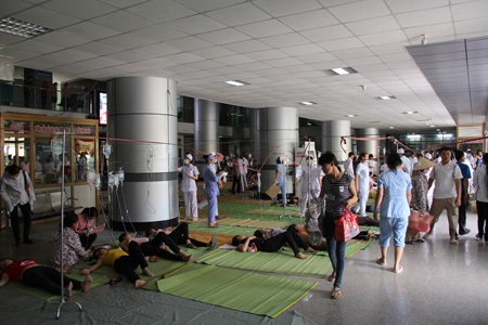 Công nhân ngất xỉu hàng loạt