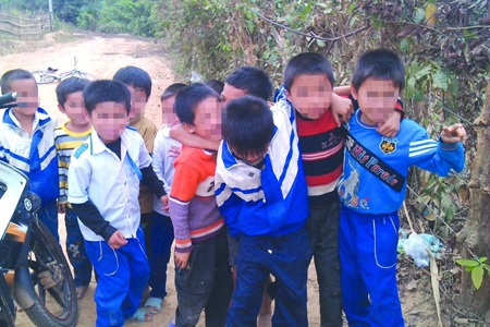 Trong số những đứa trẻ này, có em mang trong mình HIV nhưng vẫn vui vẻ đến trường.