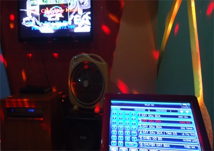 “Bà hỏa” rình rập ở các quán karaoke - 1 Quá nhiều thiết bị điện trong những căn phòng khép kín, nhiều vật dễ bắt lửa (Ảnh: Nguyễn Dương)