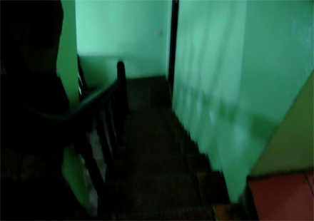 “Bà hỏa” rình rập ở các quán karaoke - 2 Hầu như quán nào cũng chỉ có 1 lối thoát duy nhất và rất chật hẹp