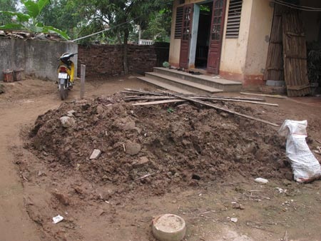 Sau khi phát hiện cơ quan chức năng đã cho lấp hố đào tại sân nhà ông Lượng.