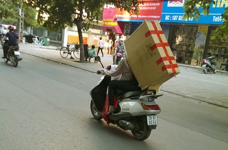 Người Hà Nội chống nắng nóng bằng thùng các tông (Ảnh: Tiến Nguyên)