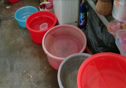 Người Hà Nội tính chuyện khoan giếng vì mất nước kéo dài - 1 Để có nước sử dụng trong những ngày nắng nóng, các gia đình phải tích trữ nước giếng khoan