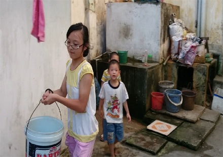 Người Hà Nội tính chuyện khoan giếng vì mất nước kéo dài - 2 Những nhà không có giếng phải đi xin nước về dùng
