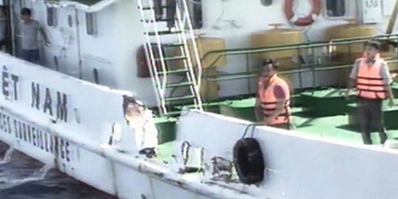 Biển Đông dậy sóng! - 5 Tàu của Việt Nam bị tàu Trung Quốc đâm vỡ (Ảnh cắt từ clip: Một thế giới)
