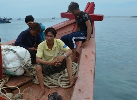 Ngư dân trên tàu ông Nguyễn Văn Lộc trở về nhà sau khi bị tàu Trung Quốc tấn công trước đó