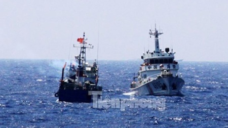 Tàu Trung Quốc luôn theo sát, kèm chặt tàu Việt Nam. (Ảnh: Nguyễn Huy - Tiền Phong)