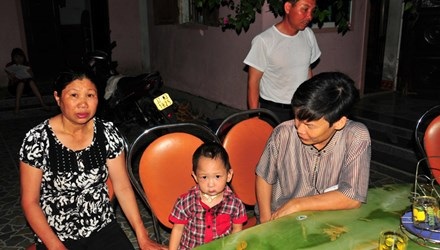 Hành trình sống dị thường của cháu bé không lưỡi - 1 Bảo Cung và BS Nguyễn Đăng Huề (phải), mẹ nuôi Nguyễn Thị Xuân (trái). Ảnh: Quang Long