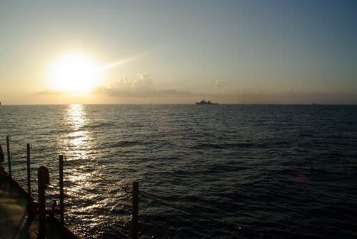 5h30 sáng, mặt trời đã vươn cao trên vùng biển Hoàng Sa.