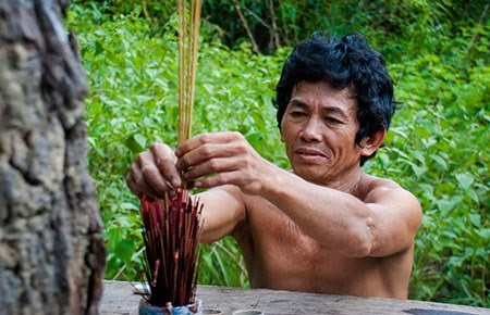 32 năm sống giữa rừng sâu - 1 Mỗi ngày A Sáng lại ra khấn thần rừng xin bình yên cho con cái. Ảnh: HOÀNG ANH