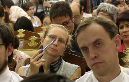 Các phóng viên quốc tế chăm chú theo dõi những clip, hình ảnh được công bố (Ảnh: Hữu Nghị)