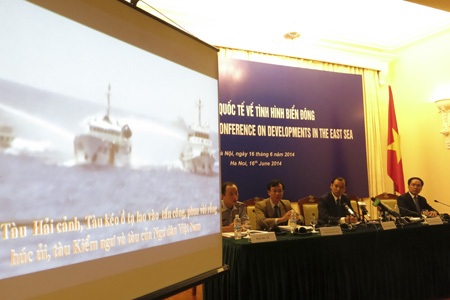 Các phóng viên quốc tế chăm chú theo dõi những ţlip, hình ảnh được công bố (Ảnh: Hữu Nghị)