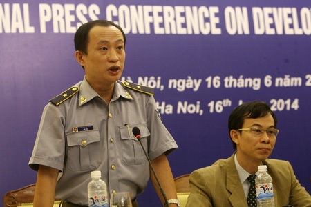 Các phóng viên quốc tế chăm chú theo dõi những clip, hình ảnh được công bố (Ảnh: Hữu Nghị)