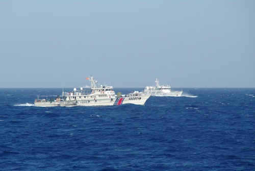 Tàu chấp pháp Trung Quốc lao ra ngăn cản.