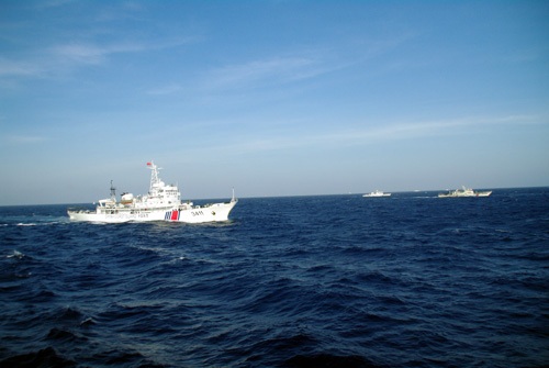 Tàu Trung Quốc 3411 bất ngờ bẻĠlái, cắt mũi tàu CSB Việt Nam 8003.