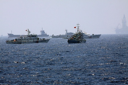 Tàu CSB Việt Nam 4033 giữa vòng vây của tàu chấp pháp va tàu hàng Trung Quốc.