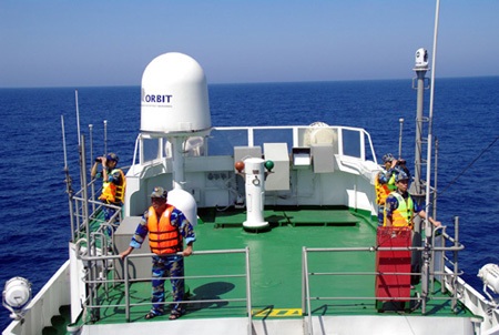 Tàu CSB Việt nam phát loa tuyên truyền và cảnh giác cao độ.