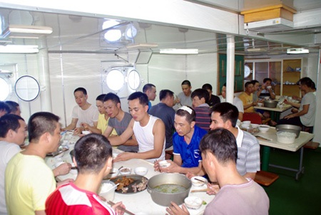 Ăn trưa trên biển Hoàng Sa.