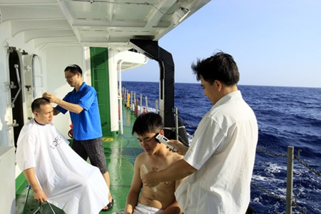 Hiệu căt tóc trên biển Hoang Sa.
