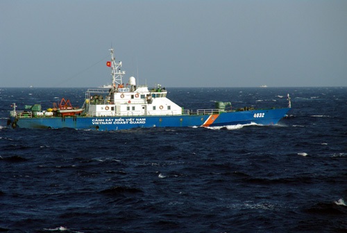 Tàu CSB 4032 trong đội hình biên đội tiến vào mục tiêu.