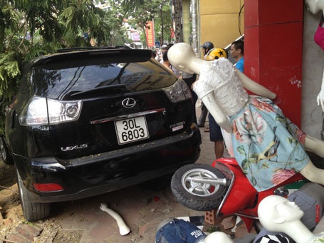 Hạ gục hàng loạt ma nơ canh, xe máy và cây xanh