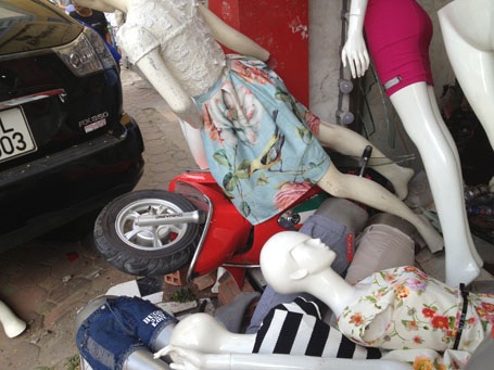 Hạ gục hàng loạt ma nơ canh, xe máy và cây xanh