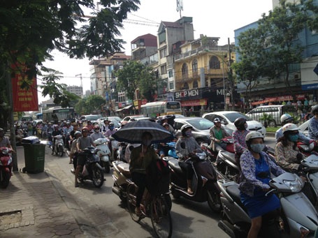 Đường Cầu Giấy ách tắc sau vụ tai nạn