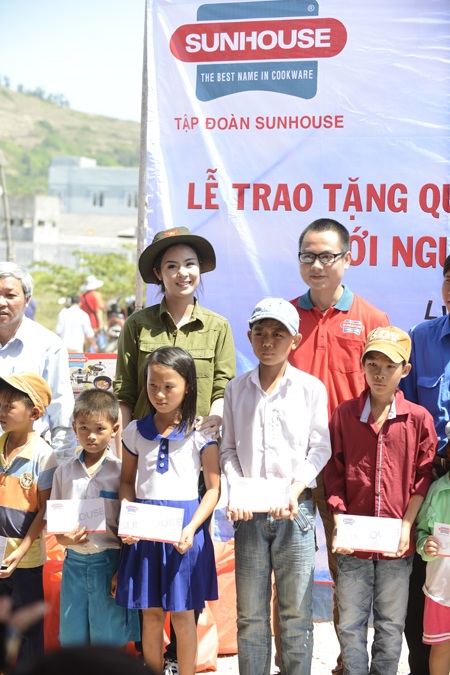 Trao học bổng cho 10 học sinh có hoàn cảnh khó khăn