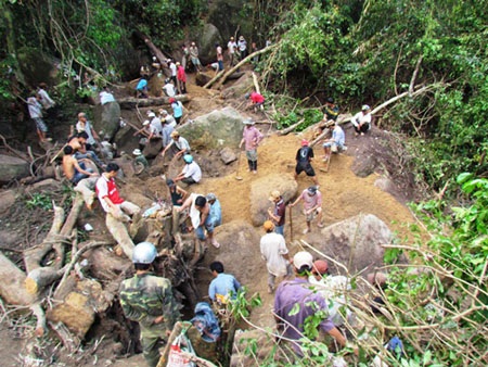 Hàng ngàn người dân đỗ về Khánh Sơn tìm trầm.