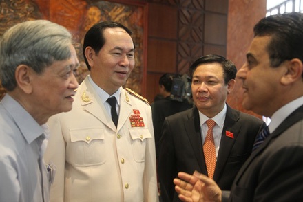 “Kiên quyết chống tham nhũng ngay trong cơ quan chống tham nhũng” - 1 Bộ trưởng Công an Trần Đại Quang bên hành lang kỳ họp Quốc hội
