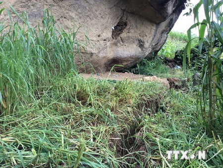 Xuất hiện vết nứt dài khoảng 150m trên sườn núi tại Lai Châu - 1 Tảng đá lớn có thể lăn xuống bất cứ lúc nào. (Ảnh: Quang Duy/TTXVN)