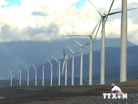 Thế giới đạt bước tiến lớn trong khai thác năng lượng tái sinh - 1 Những tuabin gió tại vịnh Bangui, tỉnh Ilocos Norte, miền Bắc Phillipines. (Nguồn: AFP/TTXVN)