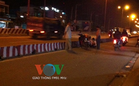 Mẹ khóc ngất khi chứng kiến con nhỏ bị xe tông - 1 Hiện trường vụ việc