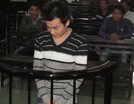 Đi tù vì trộm xe bạn gái - 1 Bị cáo Nguyễn Văn Nhẫn trước vành móng ngựa