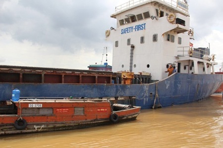 Tàu bị va phải đá ngầm