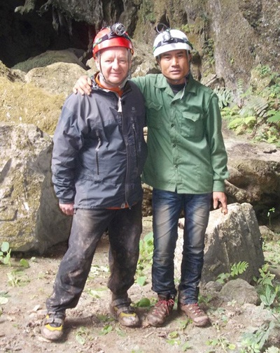 Một người nước ngoài được đề nghị tặng Huân chương Lao động - 1 Howard Limbert và Hồ Khanh trong một chuyến thám hiểm hang động