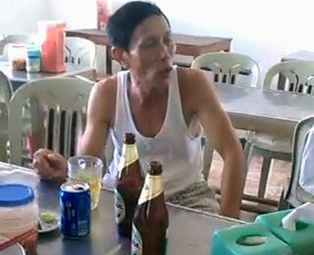 Cán bộ xã mải uống bia, "quên" đi làm - 1 Cán bộ xã mải uống bia, quên đi làm