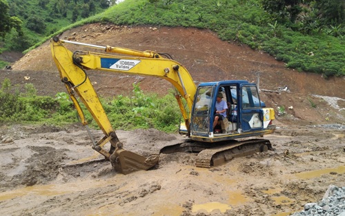 Bão số 2 đổ bộ, 5 người chết - 1 Bùn đấp vùi lấp mặt đường (Ảnh: Vũ Thắng/VOV Tây Bắc)