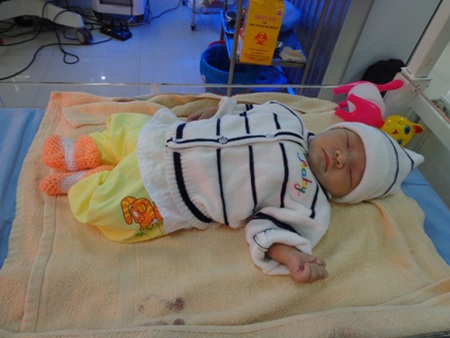 “Đứt ruột” trả cháu bé bị vứt bỏ ở bụi tre cho cha mẹ đẻ - 2 Cháu bé tội nghiệp hiện đã qua cơn nguy kịch, được cha mẹ ruột nhận về nuôi