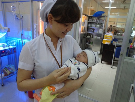 “Đứt ruột” trả cháu bé bị vứt bỏ ở bụi tre cho cha mẹ đẻ - 3 Cháu bé tội nghiệp hiện đã qua cơn nguy kịch, được cha mẹ ruột nhận về nuôi