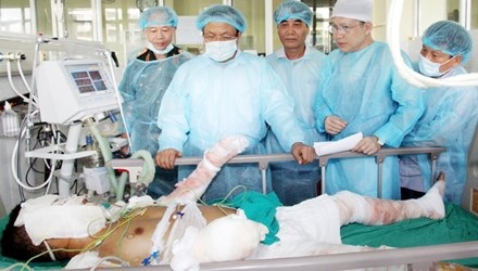 18 người lính bay vào trời xanh - 4 Bí thư Thành ủy Hà Nội Phạm Quang Nghị thăm hỏi chiến sĩ bị thương (Ảnh: Tiền Phong)