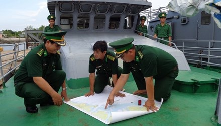 Biên phòng giữa lòng phố - 1 łan chỉ huy Hải đội 2
bàn phương án tác chiến ngay trên tàu. Ảnh: T.Đ