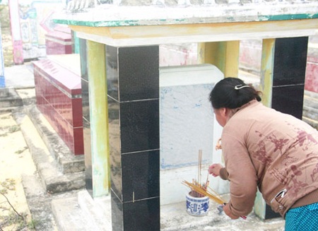 Chuyện người phụ nữ chôn nhầm chồng trong bão Chanchu - 2 Chị Nguyễn Thị Hoa thắp hương cho ngôi mộ chồng mình