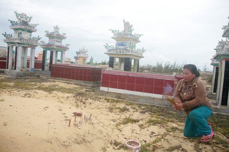 Chuyện người phụ nữ chôn nhầm chồng trong bão Chanchu - 3 Chị Nguyễn Thị Hoa thắp hương cho ngôi mộ người ngư dân mà
gia đình nhận nhầm là anh Quang.